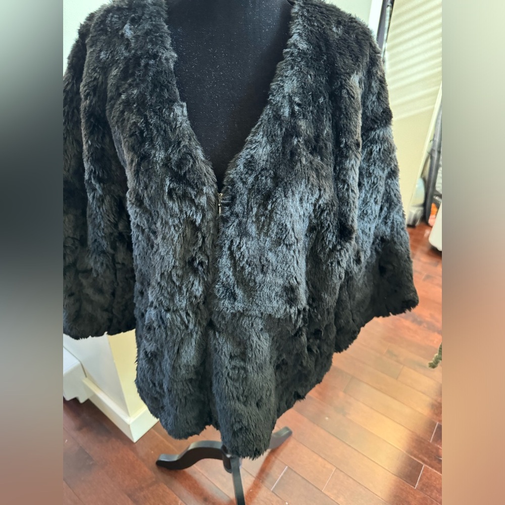 CLUB MONACO Faux fur cropped Black sized medium jacket.